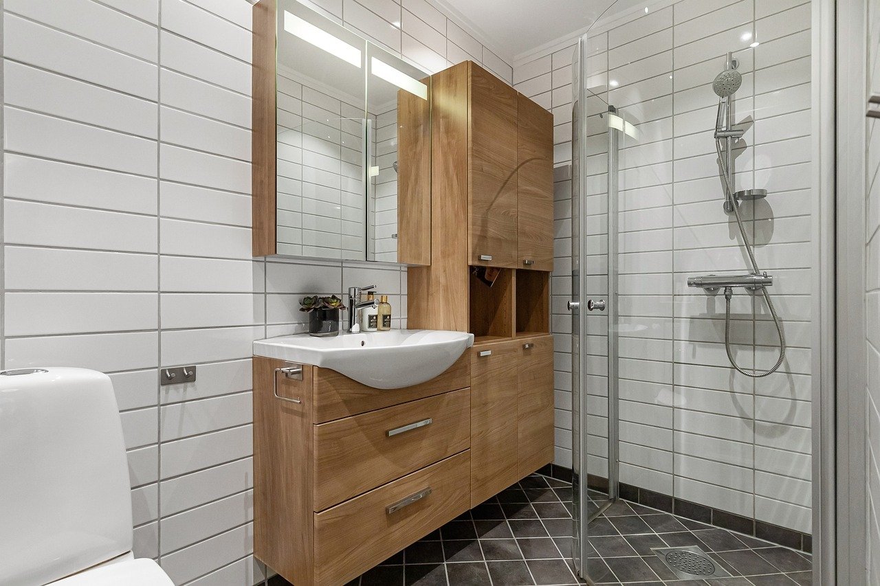 How to Keep Your Bathroom Tidy with Minimal Storage Solutions